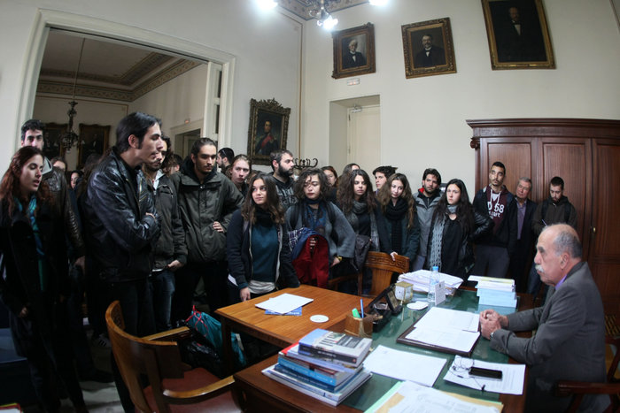 Διαμαρτυρόμενοι φοιτητές άδειασαν σακούλες με σκουπίδια στην Πρυτανεία