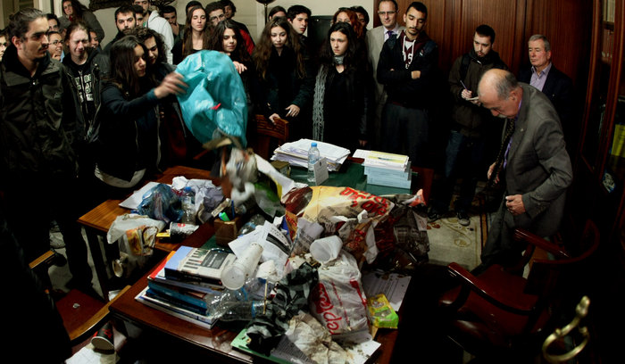 Διαμαρτυρόμενοι φοιτητές άδειασαν σακούλες με σκουπίδια στην Πρυτανεία - εικόνα 2