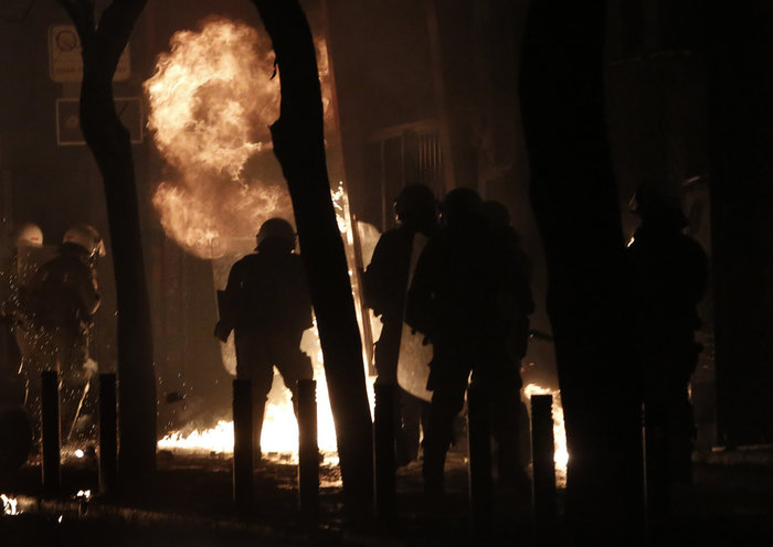 Οδομαχίες και μολότοφ στα Εξάρχεια - εικόνα 13
