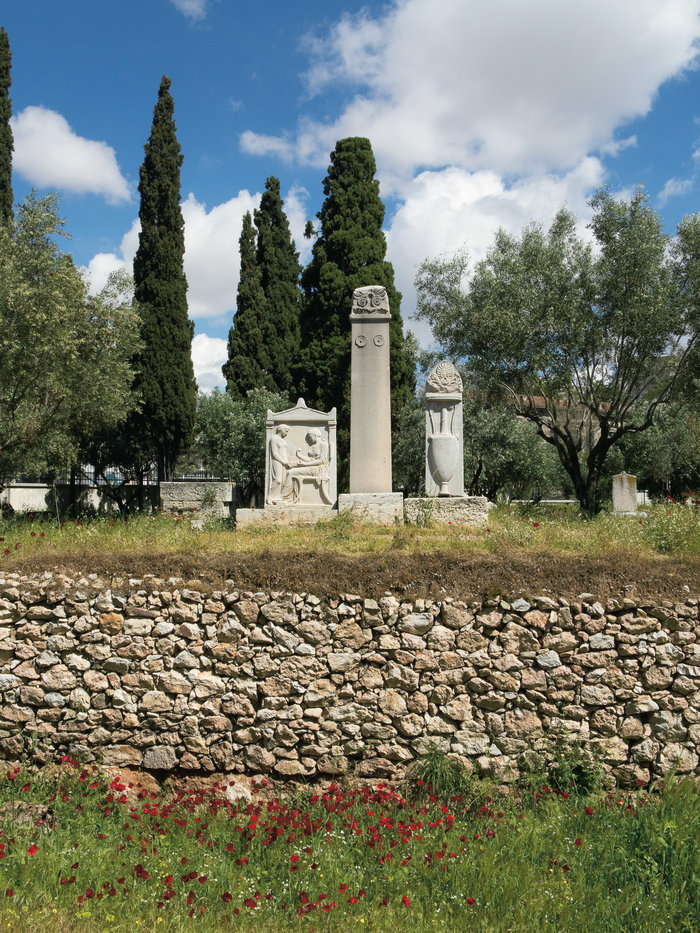 Ο ταφικός περίβολος του Κοροίβου με την περίφημη στήλη της Ηγησούς στην Οδό των Τάφων