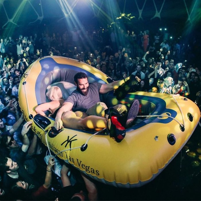 Σκλάβες του σεξ, λεφτά, όπλα. Ο βασιλιάς του instagram προκαλεί... - εικόνα 11