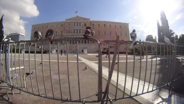 Εβγαλαν τα κάγκελα από τη Βουλή[video]