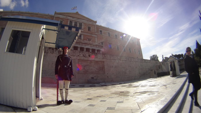 Εβγαλαν τα κάγκελα από τη Βουλή[video] - εικόνα 2