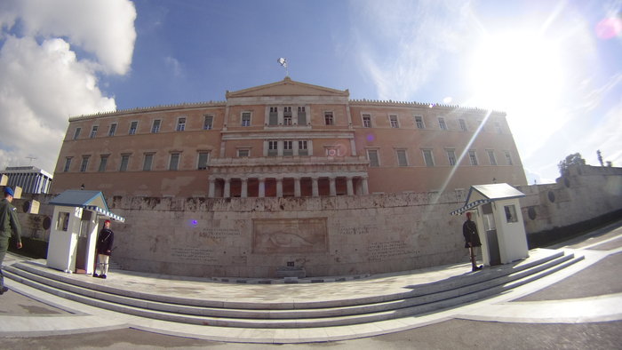 Εβγαλαν τα κάγκελα από τη Βουλή[video] - εικόνα 3