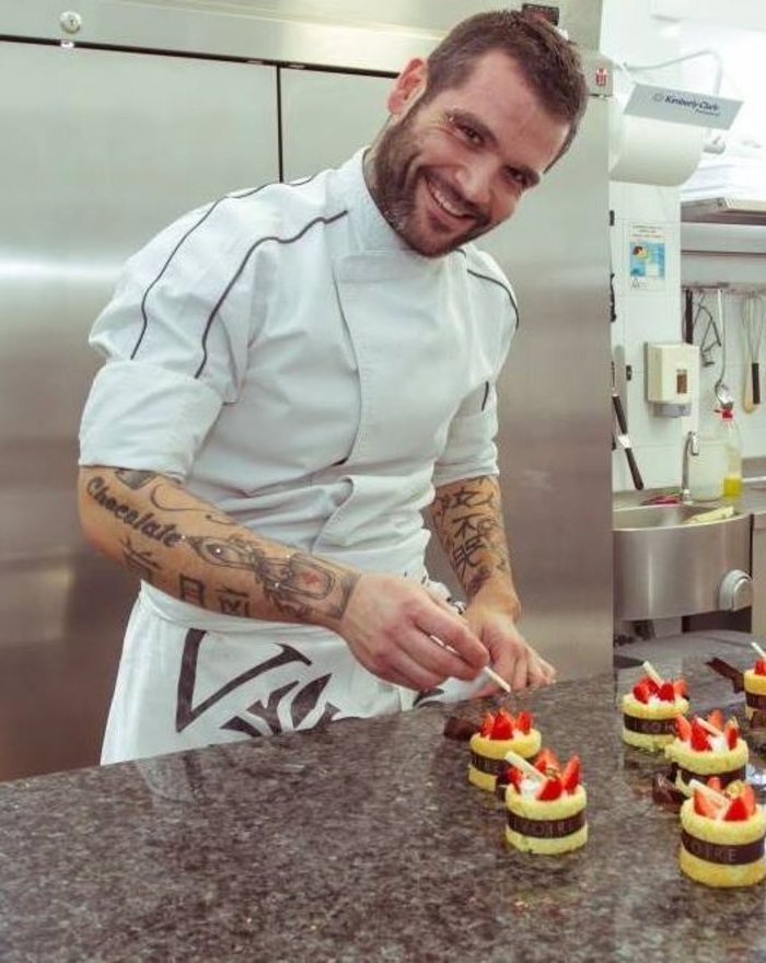 Επίθεση στον Πετρετζίκη: «Άσχετος, τηλεchef-μάγειρας»- Τι συμβαίνει