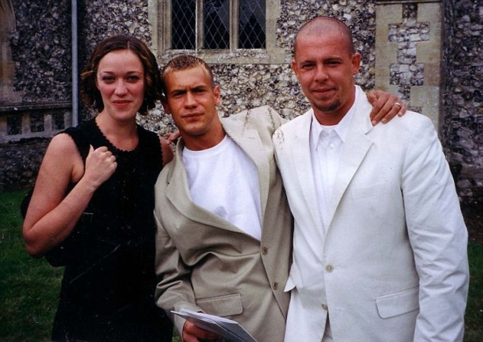 Με τον σύντροφό του Τζορτζ Φορσάιθ και την αδελφή του Μπελ, την ημέρα του γάμου