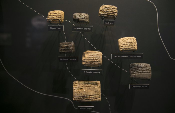Εκατό δέλτοι σε μέγεθος παλάμης με βιβλικές ιστορίες 2.500 ετών