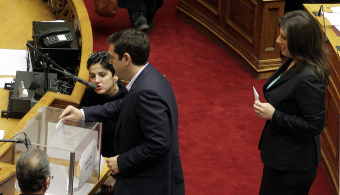 Καρέ καρέ η μεγάλη στιγμή εκλογής της Ζ.Κωνσταντοπούλου (φωτό) - εικόνα 4