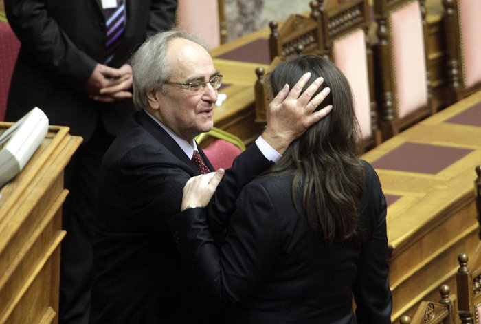 Καρέ καρέ η μεγάλη στιγμή εκλογής της Ζ.Κωνσταντοπούλου (φωτό) - εικόνα 14