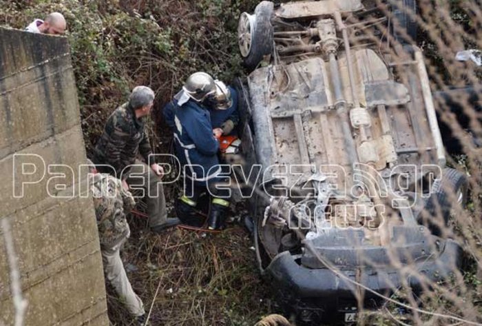 Πρέβεζα: Ο σκύλος έμεινε στο πλευρό του «αφεντικού» του μετά το τροχαίο - εικόνα 2