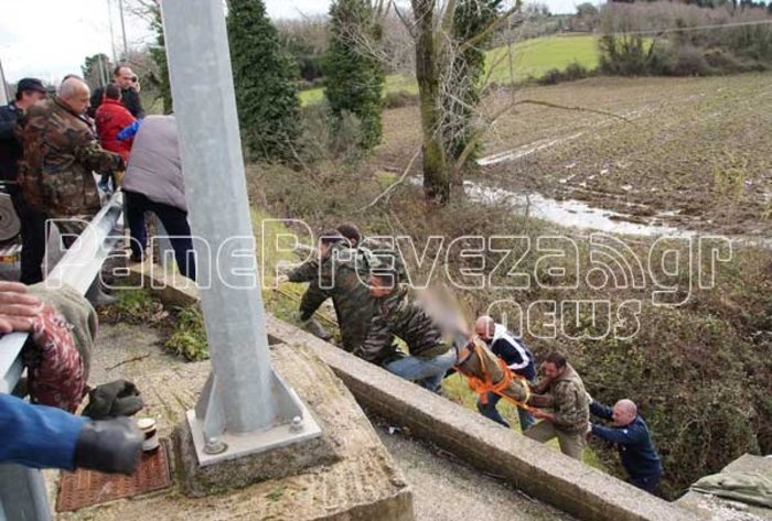 Πρέβεζα: Ο σκύλος έμεινε στο πλευρό του «αφεντικού» του μετά το τροχαίο - εικόνα 3