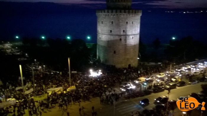 Εικόνες και βίντεο από τη συγκέντρωση στο Σύνταγμα - εικόνα 8