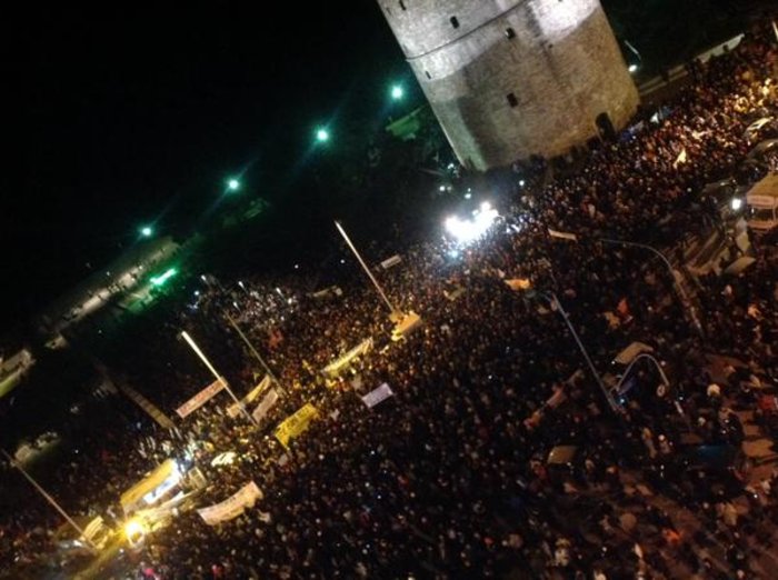 Εικόνες και βίντεο από τη συγκέντρωση στο Σύνταγμα - εικόνα 9