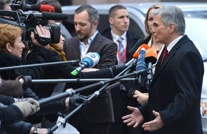 Κάμερον: Χρειάζεται λύση και όχι σύγκρουση - εικόνα 3