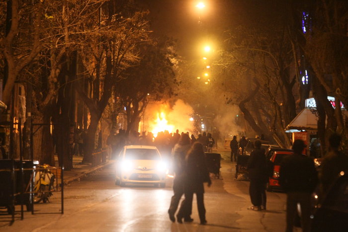 Επεισόδια στα Εξάρχεια: Στις φλόγες κάδοι και ΙΧ