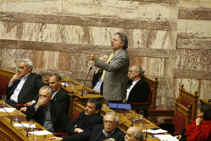 Οι καυτοί διάλογοι στη θυελλώδη συνεδρίαση της Βουλής - εικόνα 2