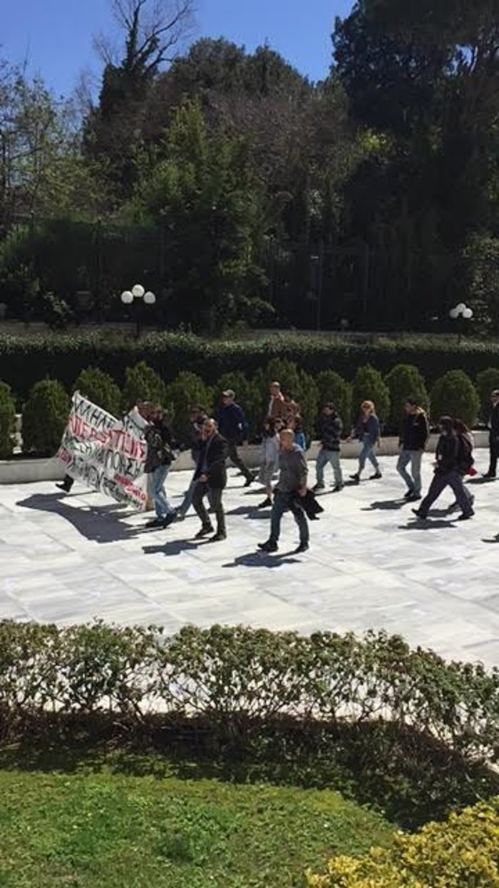 Πανό για τους απεργούς πείνας στον Αγνωστο Στρατιώτη [ΒΙΝΤΕΟ]