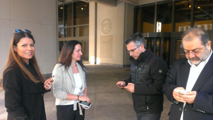 Οι Ελληνες ανταποκριτές έξω από τα γραφεία του ΔΝΤ - εικόνα 3