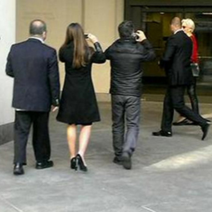 Οι Ελληνες ανταποκριτές έξω από τα γραφεία του ΔΝΤ - εικόνα 2