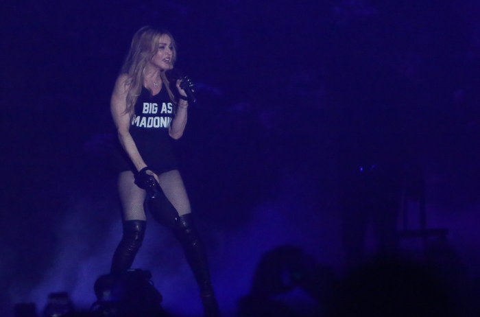 Η αηδία του τραγουδιστή Drake μετά το φιλί με τη Μαντόνα! Video