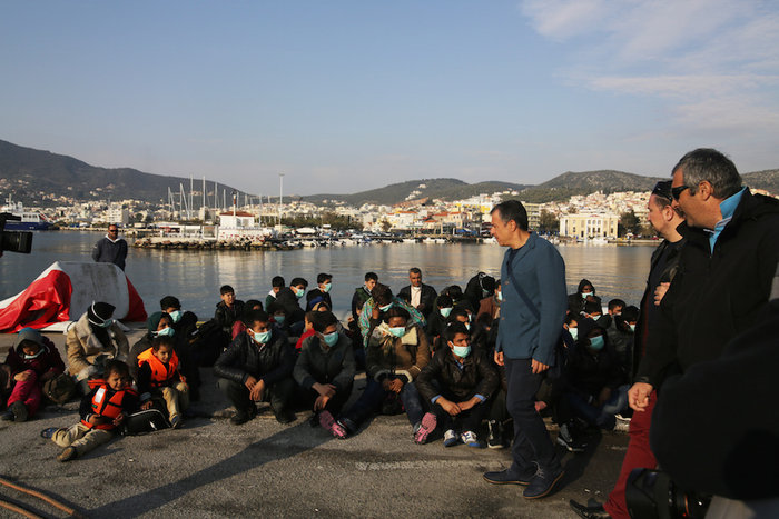 Στη Μυτιλήνη με τους μετανάστες ο Θεοδωράκης - εικόνα 6