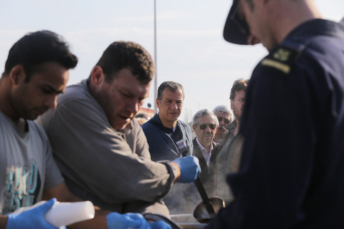 Στη Μυτιλήνη με τους μετανάστες ο Θεοδωράκης - εικόνα 7
