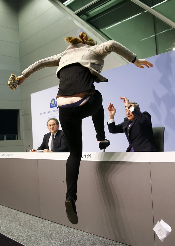 Οι FEMEN ανέλαβαν την ευθύνη για την επίθεση στον Μάριο Ντράγκι - εικόνα 2