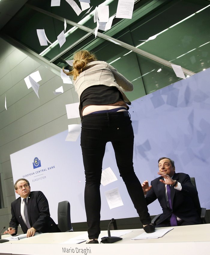 Οι FEMEN ανέλαβαν την ευθύνη για την επίθεση στον Μάριο Ντράγκι - εικόνα 3