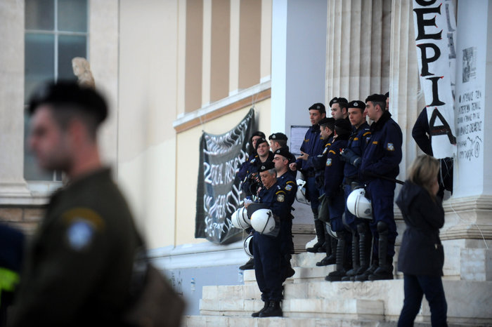 Καρέ-καρέ η έφοδος της ΕΛ.ΑΣ στην Πρυτανεία [video]