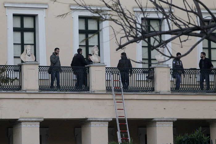 Καρέ-καρέ η έφοδος της ΕΛ.ΑΣ στην Πρυτανεία [video] - εικόνα 7