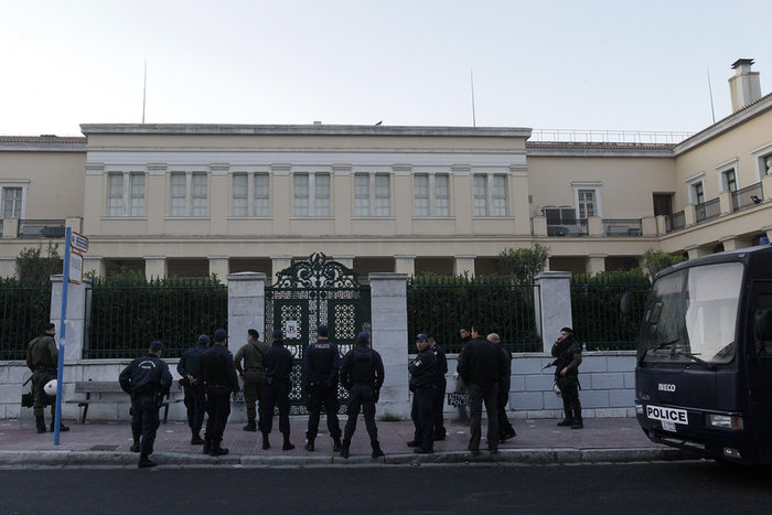 Καρέ-καρέ η έφοδος της ΕΛ.ΑΣ στην Πρυτανεία [video] - εικόνα 12