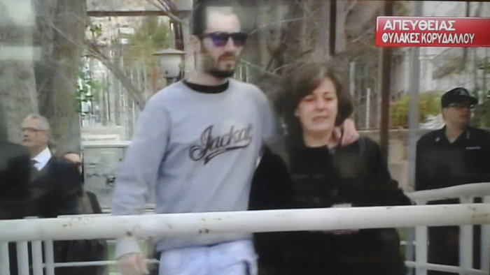 Η μάνα του Παύλου Φύσσα προσέρχεται στον Κορυδαλλό για τη δίκη