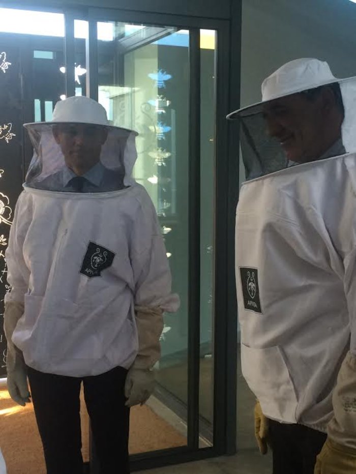 Γιατί ο Γ.Σταθάκης ντύθηκε ξαφνικά μελισσοκόμος