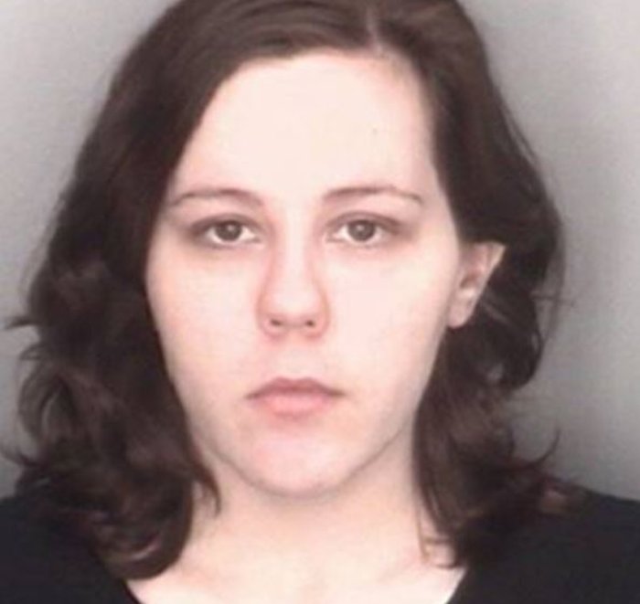 Γέννησε στο γραφείο κι έκρυψε το μωρό της στο συρτάρι!