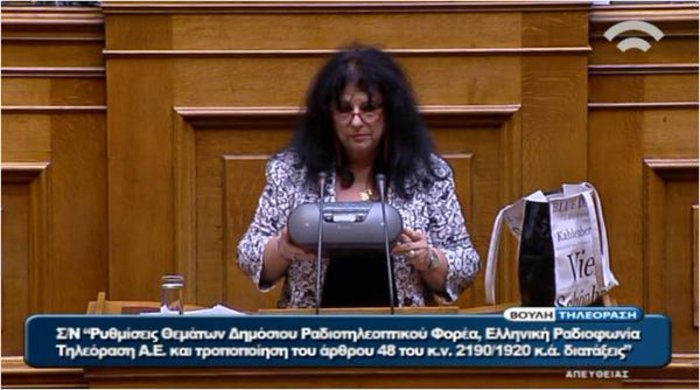 Οταν το βήμα της Βουλής γίνεται τσίρκο