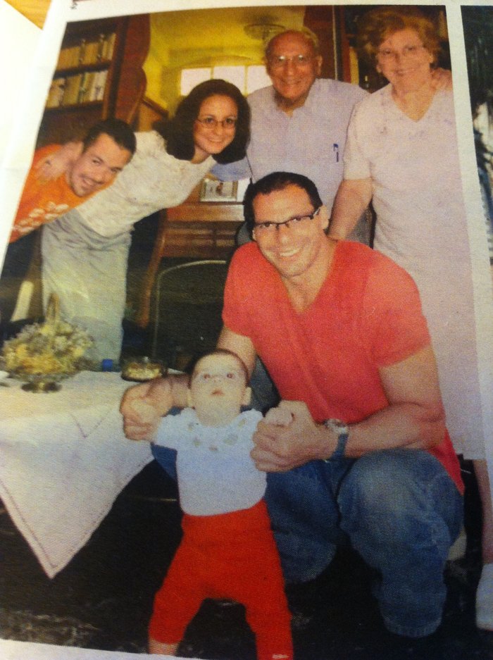 Ο Γιάννης Βαρουφάκης με την οικογένειά του και την κόρη του Ξένια