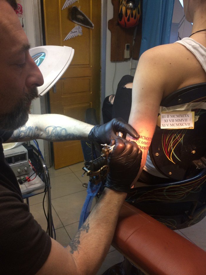 Ο Έλληνας... γόης μπαμπάς χτυπάει τατουάζ μαζί με την κόρη στη Γλυφάδα