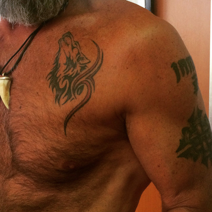 Ο Πέτρος Κωστόπουλος ποζάρει με το νέο του τατουάζ
