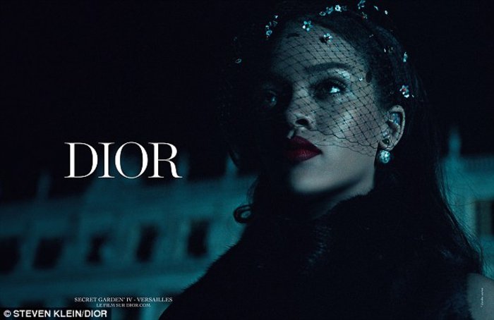 Η Ριάνα μαγεύει ως πρώτο μαύρο μοντέλο του Dior - εικόνα 2
