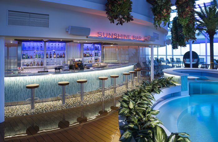 Δείτε την πλωτή... πόλη που «άραξε» στο Λιμάνι του Πειραιά - εικόνα 3