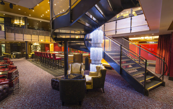 Δείτε την πλωτή... πόλη που «άραξε» στο Λιμάνι του Πειραιά - εικόνα 12