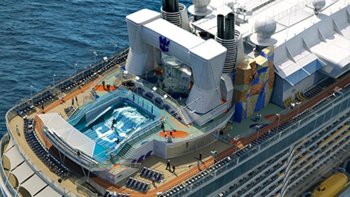 Δείτε την πλωτή... πόλη που «άραξε» στο Λιμάνι του Πειραιά - εικόνα 14