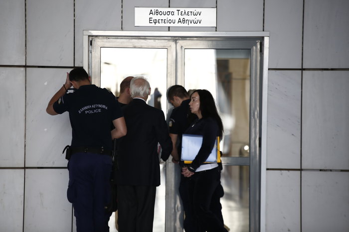 Το  φιλί του Ακη στη Βίκυ στο δικαστήριο - εικόνα 3