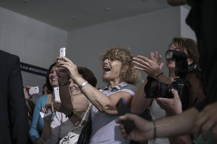 Μάχη για μια selfie με τον Τσίπρα στο Υπουργείο Παιδείας - εικόνα 2