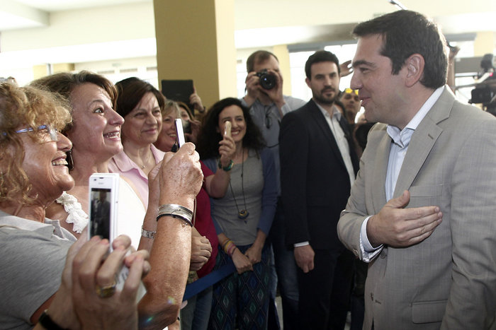 Μάχη για μια selfie με τον Τσίπρα στο Υπουργείο Παιδείας - εικόνα 4