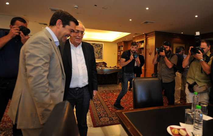 Μάχη για μια selfie με τον Τσίπρα στο Υπουργείο Παιδείας - εικόνα 5