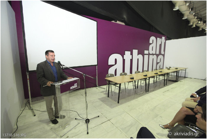 Ο δήμαρχος Αθήνας, Γιώργος Καμίνης στα εγκαίνια της Art Athina που ακολούθησαν το debate του TheTOC