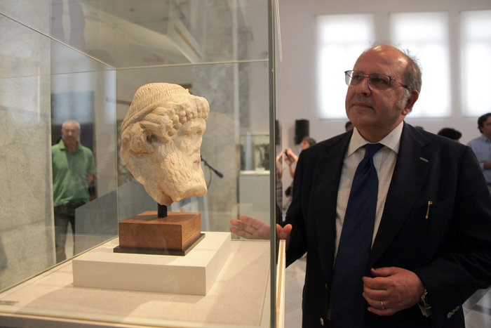 Ο Ν. Ξυδάκηςκαι η  μαρμάρινη κεφαλή του Ερμή
