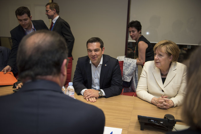 Tο μπαλάκι στον Γιούνκερ για τη γεφύρωση των διαφορών - εικόνα 4