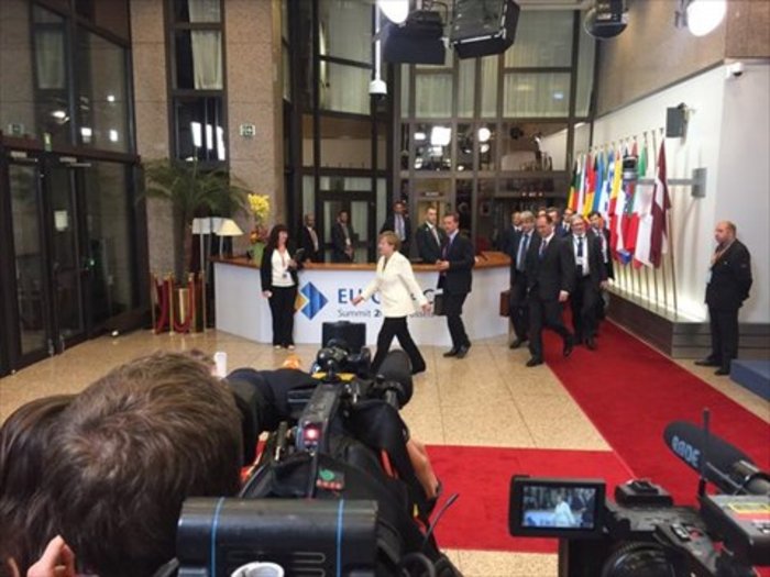 Tο μπαλάκι στον Γιούνκερ για τη γεφύρωση των διαφορών - εικόνα 2